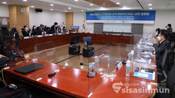 4일 열린 국제사회의 인구동향과 공적개발원조(아시아 3개국 결혼과 성 인식을 중심으로) 관련 토론회가 열리고 있다. [사진 /오훈 기자]