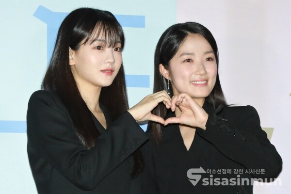 배우 조이현, 김혜윤이 포토타임을 가지고 있다. [사진 / 오훈 기자]