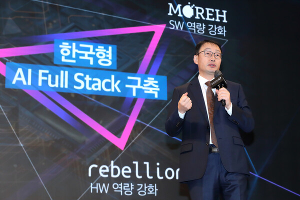 구현모 KT 대표가 16일 서울 송파구 소피텔 앰배서더 서울에서 열린 기자간담회에서 AI 발전전략을 발표하고 있다. ⓒKT