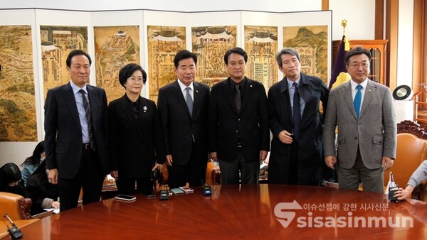 김진표 국회의장이 17일 민주당 중진 의원들과 만나 이태원 참사 국정조사 관련 이야기를 나눴다. 사진 / 김기범 기자