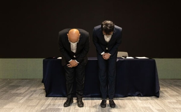 카카오 남궁훈, 홍은택 각자대표(왼쪽부터)가 지난달 19일 경기 분당구 카카오판교아지트에서 기자회견을 진행하기에 앞서 이용자들에게 사과를 표명하고 있다. ⓒ카카오