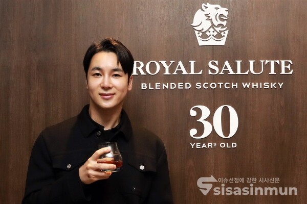 디자이너 양태오가 포즈를 취하고 있다. [사진 / 오훈 기자]