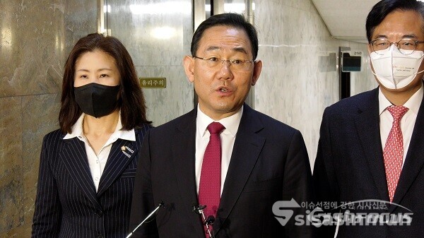 국민의힘 주호영 원내대표가 25일 서울 여의도 국회에서 열린 국민의힘 원내대책회의를 마친 뒤 취재진의 질문에 답하고 있다. 사진 / 권민구 기자