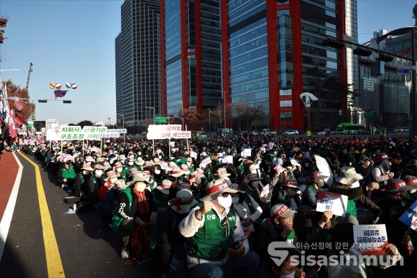 민주노총 공공부문 비정규직 파업위원회 소속 노조원들이 총파업대회를 가지고 있다. [사진 /오훈 기자]