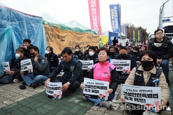 민주노총 조합원들이 투쟁 문화제를 가지고 있다. [사진 / 오훈 기자]