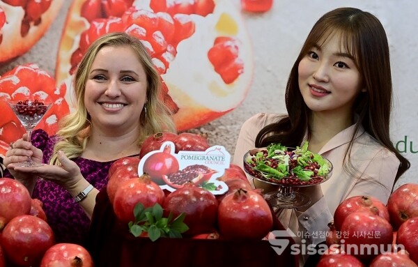 주한미국대사관 리사 앨런(Lisa Allen) 신임 농업무역관장과 모델들이 석류를 선보이고 있다. [사진 / 오훈 기자]