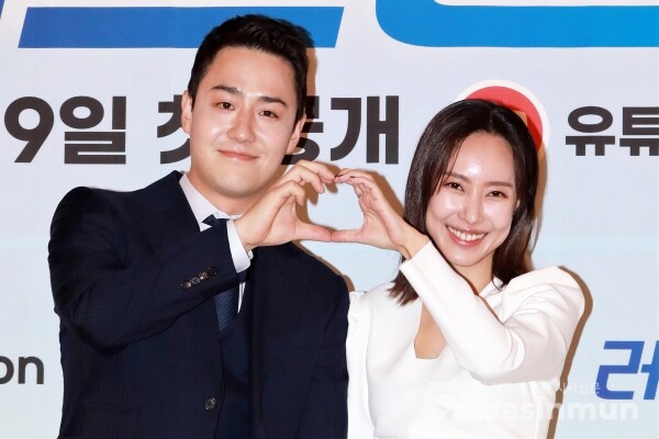 배우 장세원, 김윤서가 포토타임을 갖고 있다. [사진 / 오훈 기자]