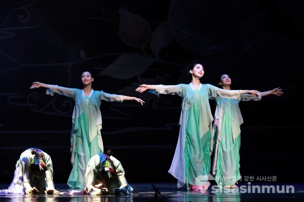 리틀엔젤스예술단 단원들이 시연하고 있다. [사진 /오훈 기자]