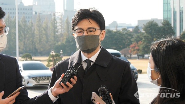 한동훈 법무부 장관이 7일 오전 서울 여의도 국회에서 열리는 예결위 참석을 위해 국회에 들어서며 취재진의 질문에 답변하고 있다. 사진 / 김기범 기자