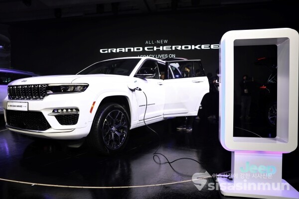 지프가 '올 뉴 그랜드 체로키 4xe'를 선보이고 있다. [사진 /오훈 기자]