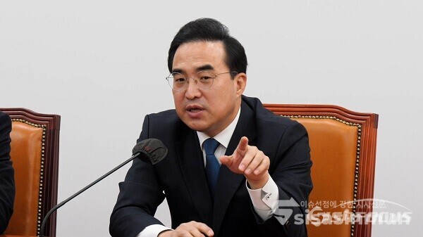 더불어민주당 박홍근 원내대표가 14일 오전 서울 여의도 국회에서 2023년도 예산안 관련 기자간담회에서 취재진의 질문에 답하고 있다. 사진 / 김기범 기자