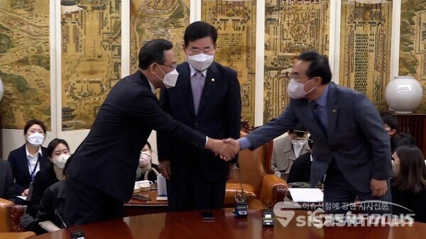 21일 오후 국회 의장집무실에서 열린 교섭 단체 원내대표 주례회동에서 국민의힘 주호영 원내대표와 더불어민주당 박홍근 원내대가 악수하는 모습을 김진표 국회의장이 지켜보고 있다. 사진 / 권민구 기자