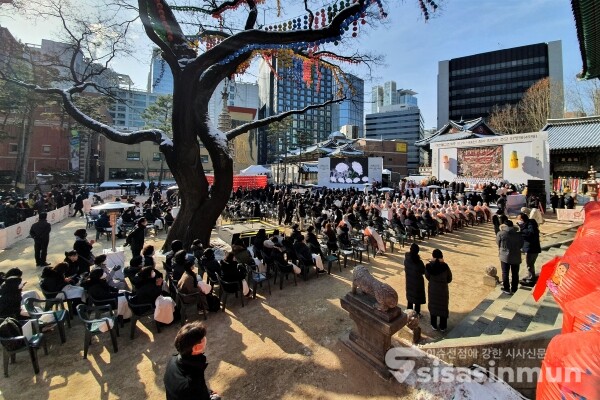 조계사 대웅전 들머리에서 10.29 (이태원) 참사 희생자 추모 위령제(49재)가 열리고 있다. [사진 /오훈 기자]