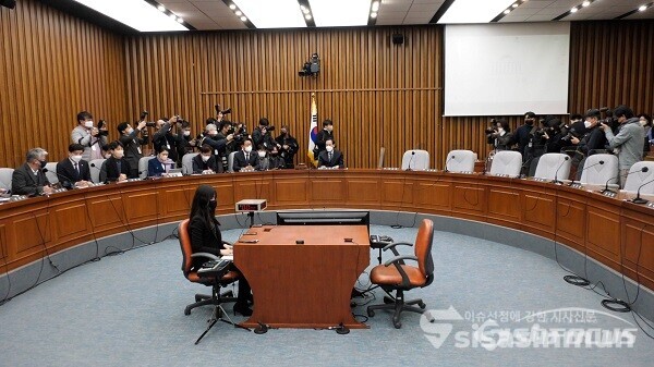 더불어민주당 우상호 국조특위 위원장, 김교흥 간사를 비롯해 관계자 의원들이 19일 오전 서울 여의도 국회에서 열린 용산 이태원 참사 진상규명과 재발방지를 위한 국정조사특별위원회 전체회의를 하고 있다. (여당 의원은 불참) 사진 / 김기범 기자