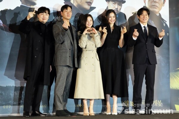 배우 서현우, 박해수, 박소담, 이하늬, 설경구가 포토타임을 갖고 있다. [사진 / 오훈 기자]