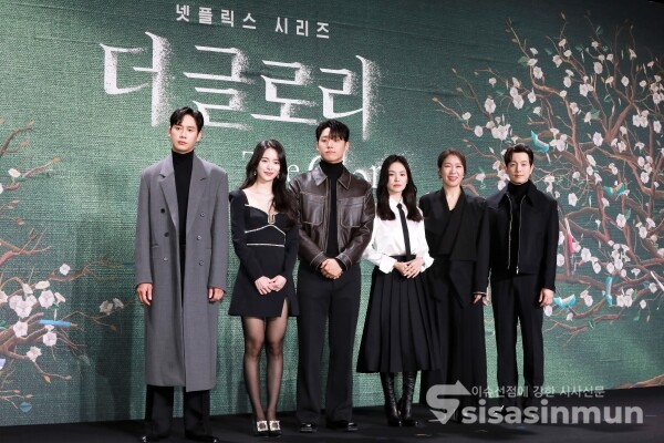 배우 박성훈, 임지연, 이도현, 송혜교, 염혜란, 정성일이 포토타임을 가지고 있다.(1) [사진 / 오훈 기자]