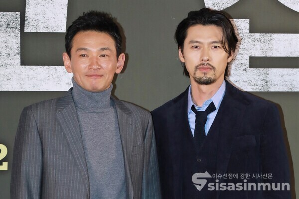 배우 황정민, 현빈이 포토타임을 갖고 있다. [사진 / 오훈 기자]