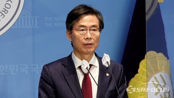 국민의힘 조경태 의원이 13일 오전 서울 여의도 국회 소통관 기자회견장에서 "국민의힘 당대표는 '전당대회 당원투표 100% 실시' 해야 한다"는 기자회견을 하고 있다. 사진 / 권민구 기자