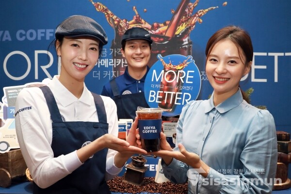 모델들이 'NEW 아메리카노'를 선보이고 있다. [사진 / 오훈 기자]