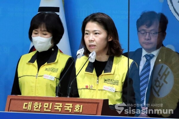 민주당 전국소상공인위원회, 을지키는민생실천위원회, 민주노총 전국서비스산업노동조합연맹, 마트산업노동조합 등 관계자들이 공동기자회견을 하고 있다. [사진 / 오훈 기자]