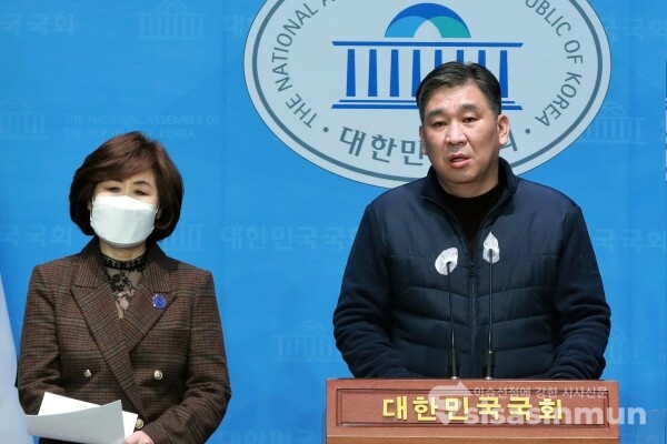 최승재 국민의힘 의원이 기자회견을 하고 있다. [사진 / 오훈 기자]