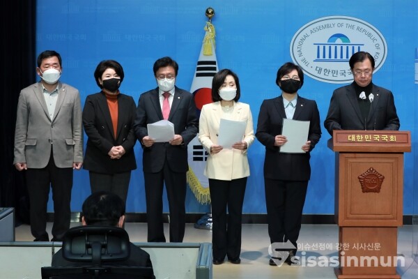 이만희 의원이 기자회견을 하고 있다. [사진 / 오훈 기자]