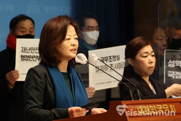 용혜인 의원을 비롯해 진선미 의원, 10.29 이태원 참사 시민대책회의, 10.29 이태원 참사 유가족협의회가 기자회견을 하고 있다.