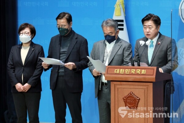 오영훈 제주지사가 기자회견을 하고 있다. [사진 / 오훈 기자]