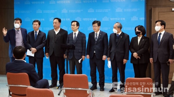 국회 농해수위 소속 민주당 의원들이 기자회견을 하고 있다. [사진 / 오훈 기자]