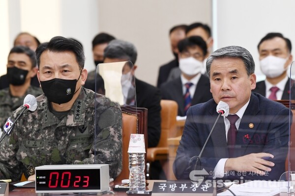 이종섭 국방부 장관이 의원의 질의에 답하고 있다.