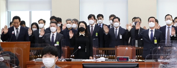 29일 오전 서울 여의도 국회에서 열린 '용산 이태원 참사 진상규명과 재발방지를 위한 국정조사 특별위원회 전체회의' 2차 기관보고에서 오세훈 서울시장, 김광호 서울경찰청장, 김보성 대검찰청 반부패·강력부 마약조직범죄 과장 등이 증인선서를 하고 있다. ⓒ뉴시스