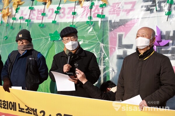 노조법 2·3조 개정운동본부 관계자들이 기자회견을 하고 있다. [사진 / 오훈 기자]