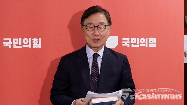 국민의힘 최재형 혁신위원장이 22일 오후 서울 여의도 국회에서 열린 국민의힘 혁신위원회의 전체회의를 마친 뒤 취재진의 질문에 답하고 있다. 사진 / 권민구 기자