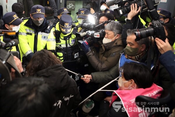전장연 회원들이 지하철 탑승 시위를 하고 있다.