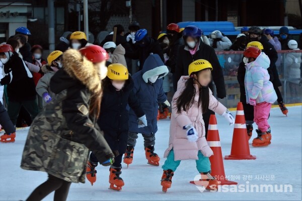 어린이들이 부모님과 함께 즐겁게 스케이트를 타고 있다. [사진 / 오훈 기자]