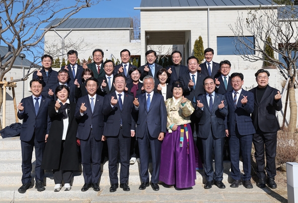 이재명 더불어민주당 대표와 문재인 전 대통령이 2일 경남 양산 평산마을에서 권양숙 여사 및 민주당 의원들과 함께 기념촬영한 모습. ⓒ이재명 페이스북