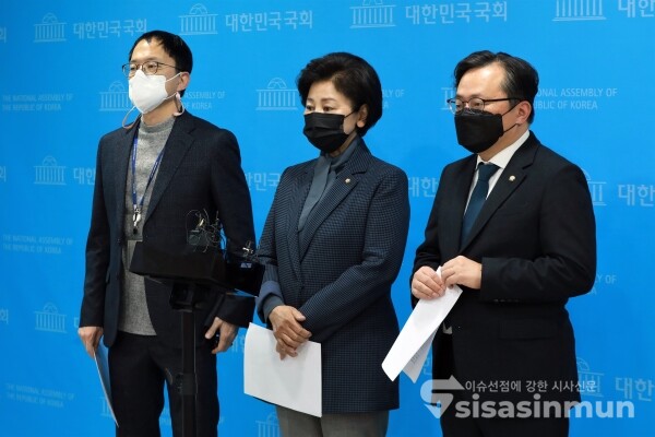 더불어민주당 용산이태원참사대책본부 남인순 의원, 박주민 의원, 이동주 의원이 취재진 질의에 답하고 있다. [사진 /오훈 기자]