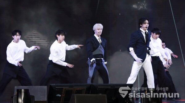 가수 문빈&산하가 신곡무대를 선보이고 있다. [사진 /오훈 기자]