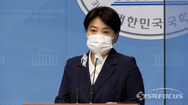 윤희숙 전 국민의힘 의원이 국회에서 기자회견을 하고 있는 모습. 시사포커스DB