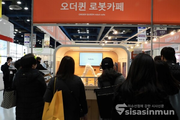 방문객들이 부스를 방문해 제품을 살펴보고 있다. [사진 /오훈 기자]