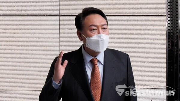 국민의힘 윤석열 대선 후보가 13일 오후 서울 송파구 롯데시그니엘서울호텔에서 마이크 펜스 전 미국 부통령 면담 후 취재진의 질문에 답하고 있다. 사진 / 김기범 기자