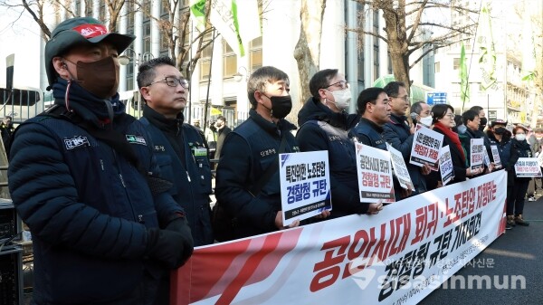건설노조와 화물연대 탄압 민주노총 공동대책위 관계자들이 기자회견을 하고 있다. [사진 / 오훈 기자]