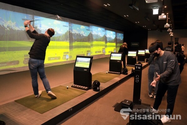 참석자들이 ‘어프로치 R10’을 시연하고 있다. [사진 /오훈 기자]