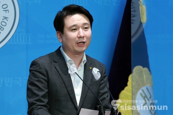 이재랑 대변인이 브리핑을 하고 있다. [사진 /오훈 기자]