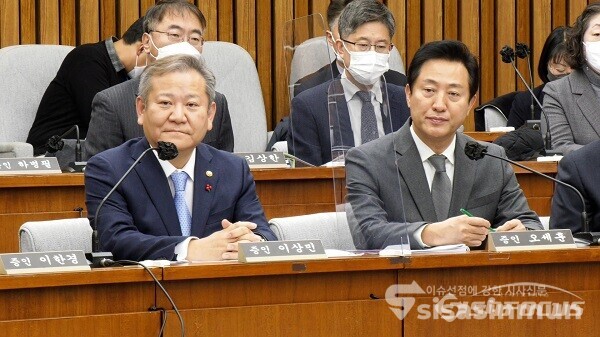 이상민 행정안전부 장관과 오세훈 서울시장이 6일 오전 서울 여의도 국회에서 열린 '이태원 참사 진상규명과 재발방지를 위한 국정조사 2차 청문회'에서 의원 질의를 듣고 있다. 사진 / 권민구 기자