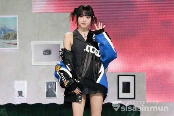 가수 최예나가 포토타임을 가지고 있다. [사진 /오훈 기자]