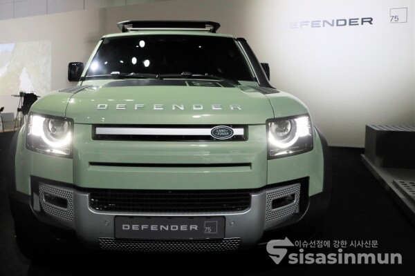 재규어 랜드로버 코리아가 랜드로버 디펜더 출시 75주년 기념 리미티드 에디션을 선보이고 있다. [사진 /오훈 기자]