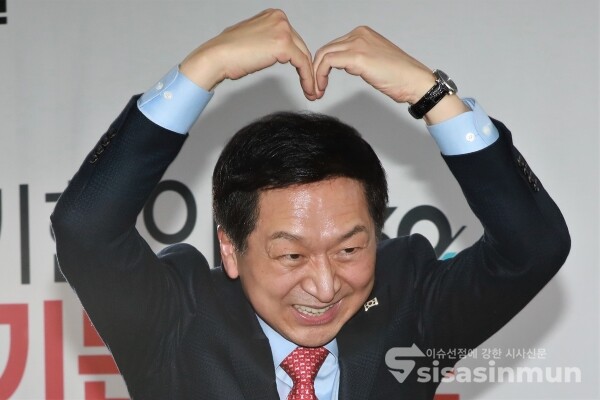 김기현 의원이 지지자들의 환호에 답하고 있다. [사진 /오훈 기자]