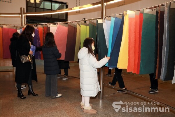 관람객들이 전시장을 둘러보고 있다. [사진 / 오훈 기자]