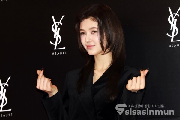 그룹 뉴진스 다니엘이 포즈를 취하고 있다. [사진 /오훈 기자]